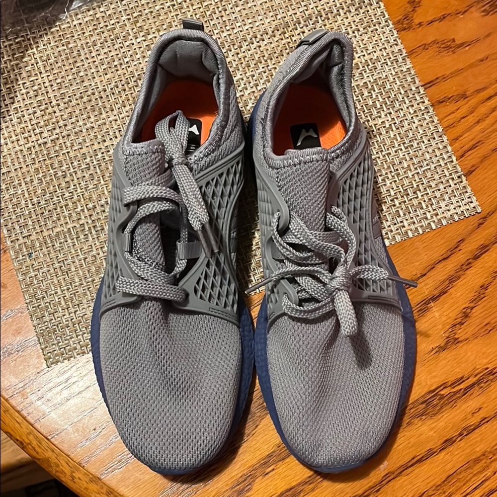 Gray Athletic Shoes with Minimalist Design and Flexible Construction